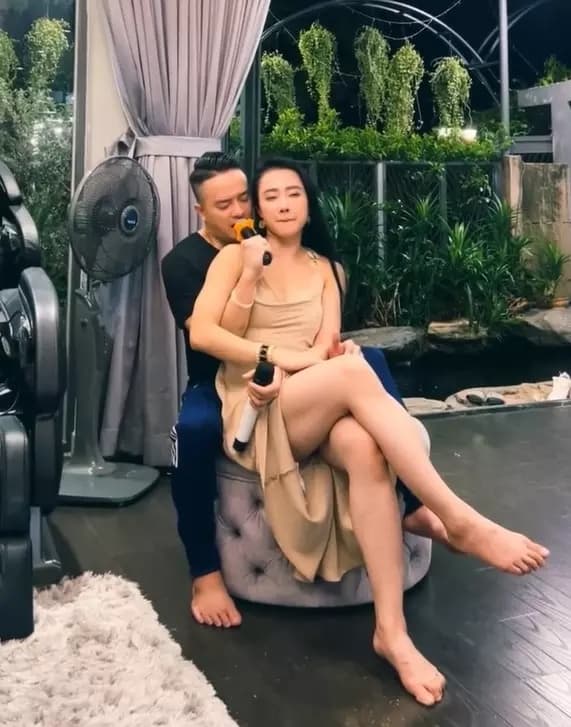 Bất chấp bị ném đá, Cao Thái Sơn và Angela Phương Trinh vẫn 'trêu ngươi' bằng cách này - Ảnh 2 Bất chấp bị ném đá, Cao Thái Sơn và Angela Phương Trinh vẫn 'trêu ngươi' bằng cách này - Ảnh 2
