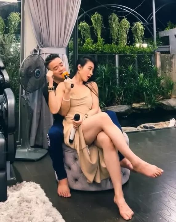 Bất chấp bị ném đá, Cao Thái Sơn và Angela Phương Trinh vẫn 'trêu ngươi' bằng cách này - Ảnh 3 Bất chấp bị ném đá, Cao Thái Sơn và Angela Phương Trinh vẫn 'trêu ngươi' bằng cách này - Ảnh 3