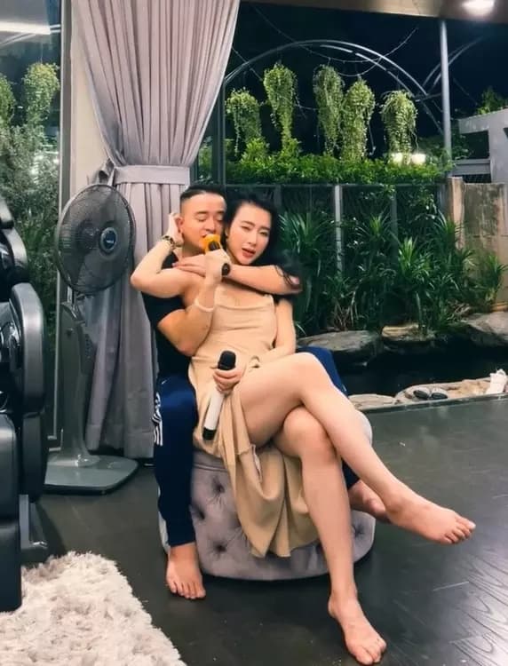 Những hình ảnh đầy tình tứ của cả hai khiến dân tình thực sự phẫn nộ. Ảnh cắt từ clip Những hình ảnh đầy tình tứ của cả hai khiến dân tình thực sự phẫn nộ. Ảnh cắt từ clip