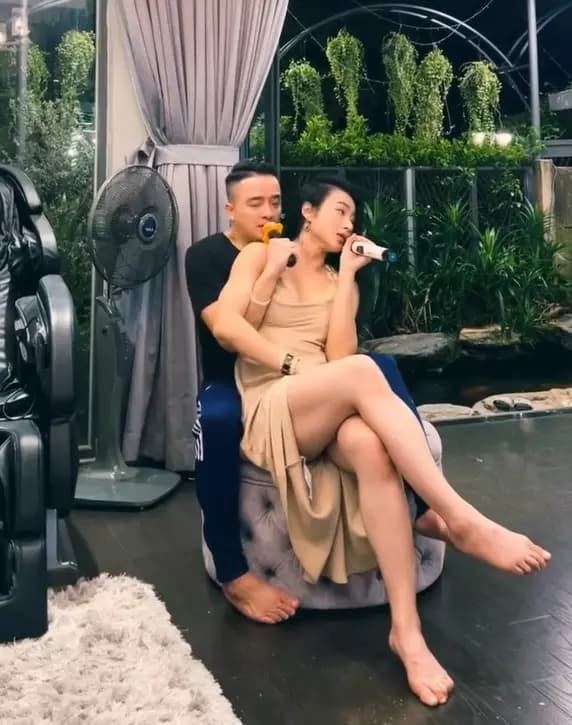 Bất chấp bị ném đá, Cao Thái Sơn và Angela Phương Trinh vẫn 'trêu ngươi' bằng cách này - Ảnh 4 Bất chấp bị ném đá, Cao Thái Sơn và Angela Phương Trinh vẫn 'trêu ngươi' bằng cách này - Ảnh 4