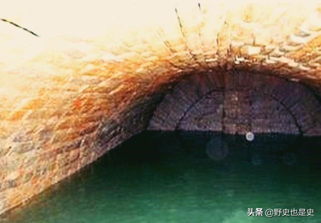 Những kẻ trộm lăng đã ném quan tài của hoàng đế Khang Hy xuống làn nước lạnh lẽo. Ảnh: Internet Những kẻ trộm lăng đã ném quan tài của hoàng đế Khang Hy xuống làn nước lạnh lẽo. Ảnh: Internet
