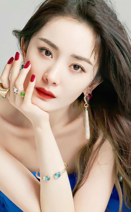 'Động' vào Triệu Lệ Dĩnh và Dương Mịch, Lưu Diệc Phi bất ngờ hứng về loạt chỉ trích - Ảnh 1 'Động' vào Triệu Lệ Dĩnh và Dương Mịch, Lưu Diệc Phi bất ngờ hứng về loạt chỉ trích - Ảnh 1