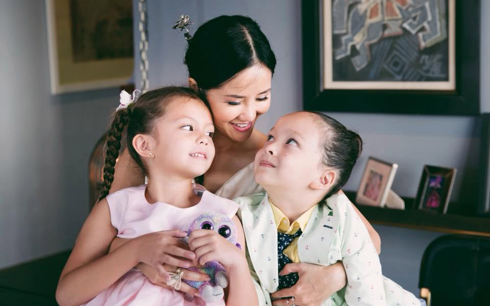 Hồng Nhung chấp nhận làm mẹ đơn thân ở tuổi U50. Ảnh: Internet