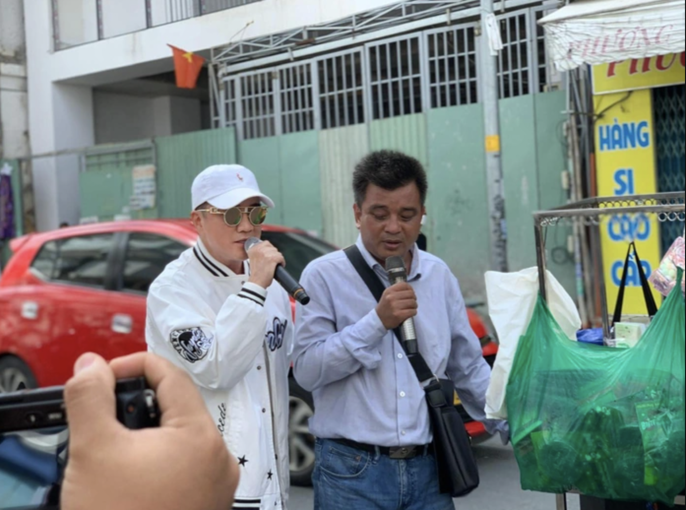 Đàm Vĩnh Hưng làm điều cực ý nghĩa dành cho chàng trai khiếm thị 2 Đàm Vĩnh Hưng làm điều cực ý nghĩa dành cho chàng trai khiếm thị 2