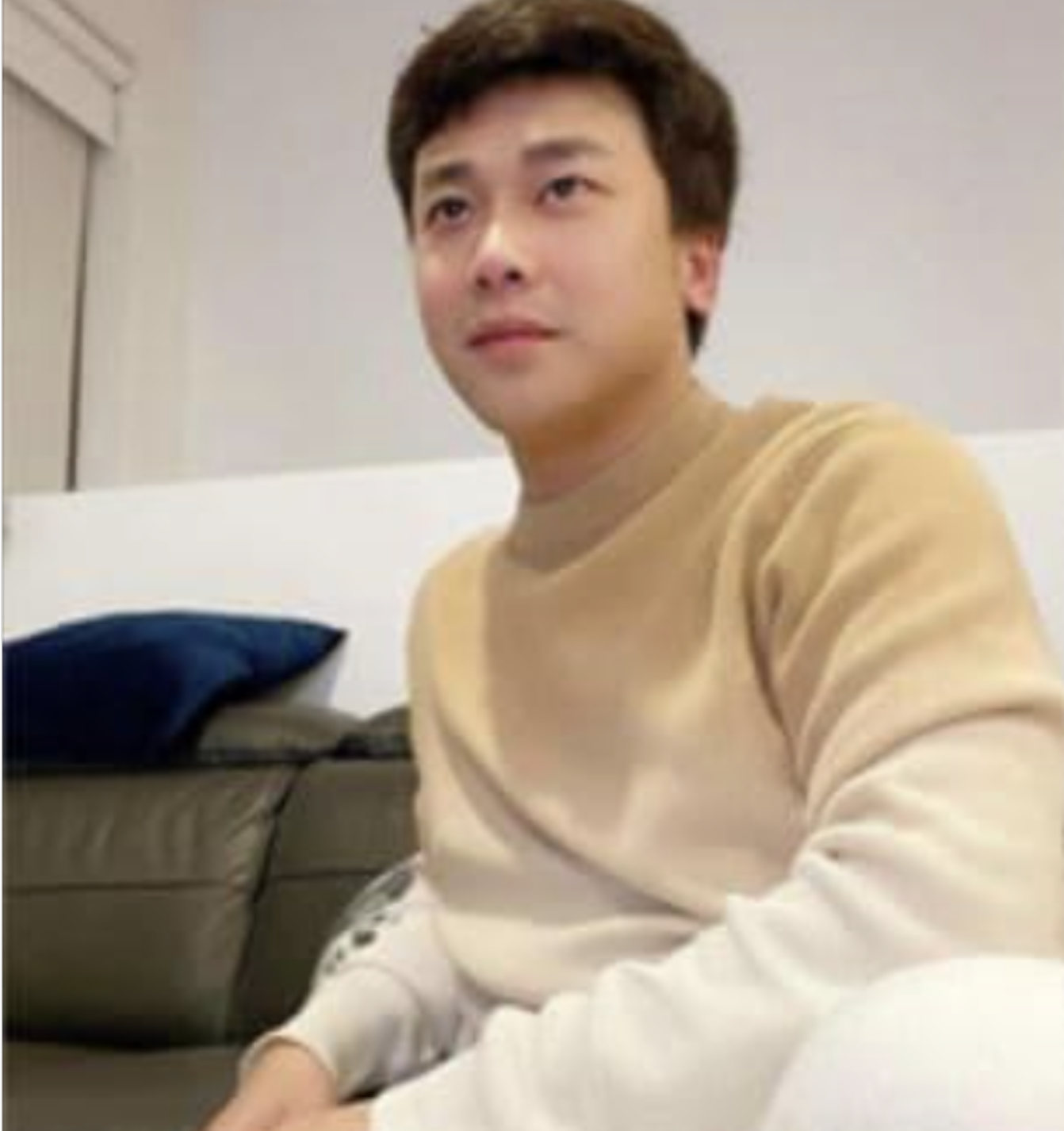 Tình cũ Hòa Minzy lộ ngoại hình gây ngỡ ngàng hậu chia tay - Ảnh 1