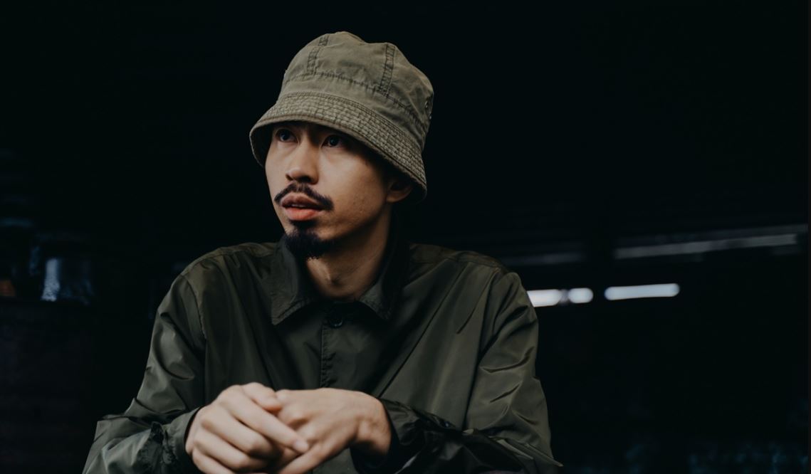 Mỗi ca khúc của Đen Vâu đều phản ảnh một hiện thực rõ nét qua những ca từ vui nhộn và mang đầy hàm ý. Ảnh: Internet