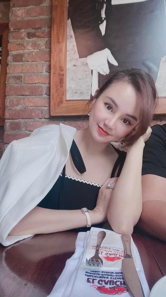 Vy Oanh bất ngờ 'thả thính' với màn nương tựa tình tứ cùng ông xã đại gia - Ảnh 1 Vy Oanh bất ngờ 'thả thính' với màn nương tựa tình tứ cùng ông xã đại gia - Ảnh 1