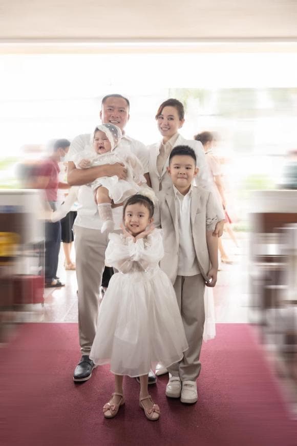 Vy Oanh bất ngờ 'thả thính' với màn nương tựa tình tứ cùng ông xã đại gia - Ảnh 2 Vy Oanh bất ngờ 'thả thính' với màn nương tựa tình tứ cùng ông xã đại gia - Ảnh 2