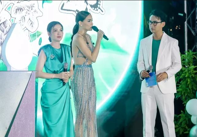 Hồ Ngọc Hà và Kim Lý khiến dân tình bội thực vì màn phát 'cẩu lương' tại sự kiện - Ảnh 3 Hồ Ngọc Hà và Kim Lý khiến dân tình bội thực vì màn phát 'cẩu lương' tại sự kiện - Ảnh 3