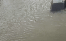 'Xế hộp' mất lái rơi xuống sông, người dân hợp sức đập kính giải cứu tài xế 