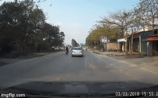 'Tổ lái' chạy xe lạng lách, lần làn gặp ngay cái kết thê thảm