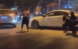 Bắt quả tang bố cặp bồ, con trai lao vào đập phá ô tô rồi gào thét 