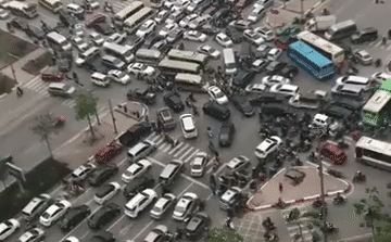 Giao thông hỗn loạn tại con đường 'không bao giờ tắc' khi nhìn từ trên cao