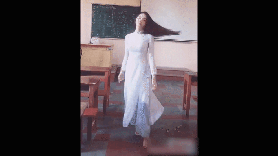Diện áo dài catwalk trong lớp học, Hương Giang suýt gặp sự cố sau cú xoay điệu nghệ