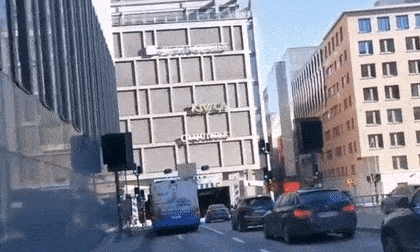 Xe buýt đang chạy trên đường bỗng phát nổ như bị trúng tên lửa