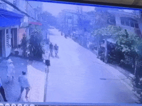 Người đàn ông tung cước khiến tên cướp đang chạy xe máy ngã văng ra đường