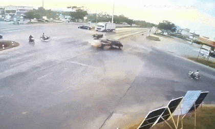 Xe bán tải vượt đèn đỏ với tốc độ kinh hoàng, gần 20 người văng ra đường 
