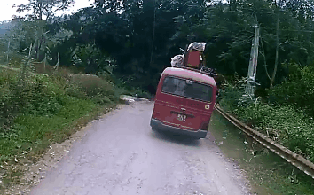 Xe đạp lao xuống dốc không phanh, cậu bé thoát chết thần kỳ dưới bánh xe khách 