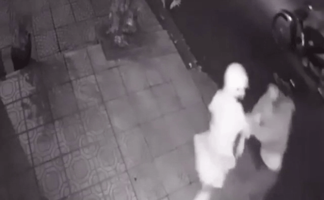 Cô gái bị nhóm cướp áp sát, cầm dao khống chế để cướp xe máy giữa đêm