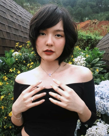 Dân mạng cho rằng Hải Tú đang 'hướng dương ngược nắng' để gây chú ý.