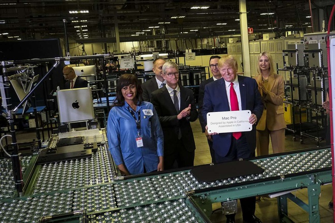 Chiếc máy tính Mac Pro giá 6.000 USD được CEO Apple dành tặng cho cựu Tổng thống Donald Trump. Chiếc máy tính Mac Pro giá 6.000 USD được CEO Apple dành tặng cho cựu Tổng thống Donald Trump.