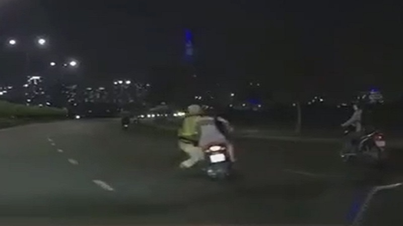 Hành vi của đôi nam nữ khiến nhiều người bức xúc.