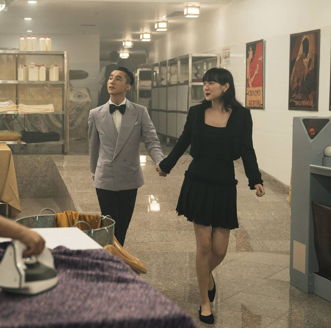 Ngoài chuyện mặc đồ đôi, cả 2 còn thường sử dụng những kí hiệu hoa hướng dương để kết câu các dòng trạng thái trên trang cá nhân, liệu rằng đây có phải là lời ngầm khẳng định, chúng ta thuộc về nhau?