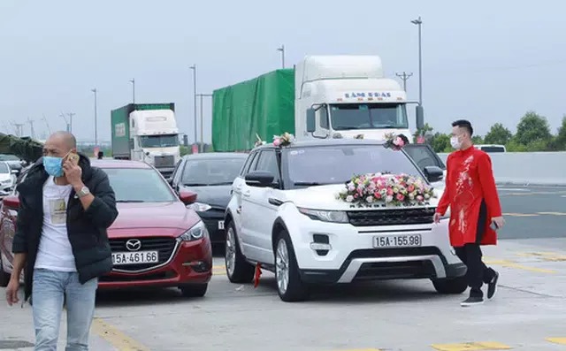 Sau một hồi dừng lại trình bày với lực lượng chức năng, đoàn xe đón dâu đã đành phải quay đầu về hướng Hải Phòng. Ảnh: FB Sau một hồi dừng lại trình bày với lực lượng chức năng, đoàn xe đón dâu đã đành phải quay đầu về hướng Hải Phòng. Ảnh: FB