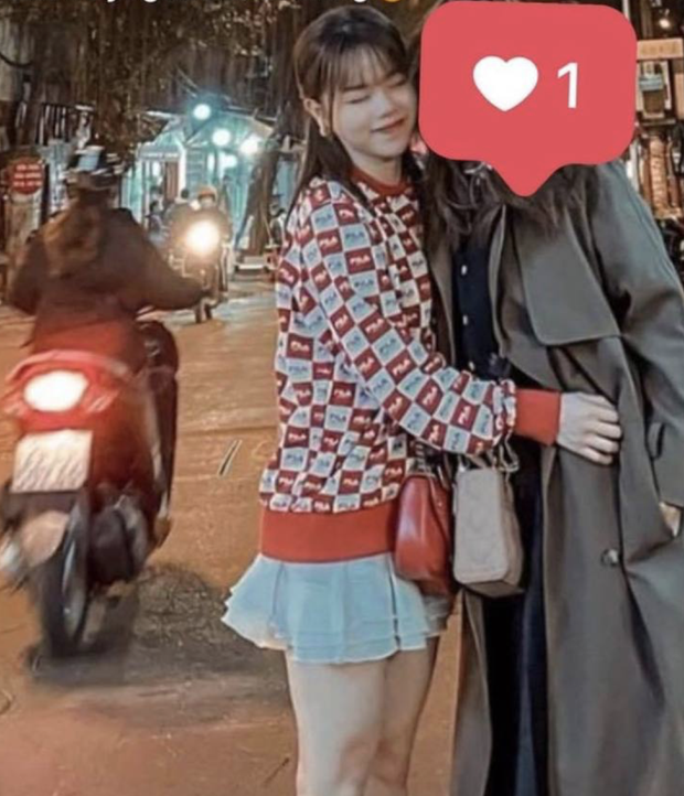 Sau khi chia tay Quang Hải, Huỳnh Anh bị đồn hẹn hò với R.Tee vì caption 'thả thính' bâng quơ nhưng được coi như ngầm gửi đến bạn trai tin đồn. Sau khi chia tay Quang Hải, Huỳnh Anh bị đồn hẹn hò với R.Tee vì caption 'thả thính' bâng quơ nhưng được coi như ngầm gửi đến bạn trai tin đồn.