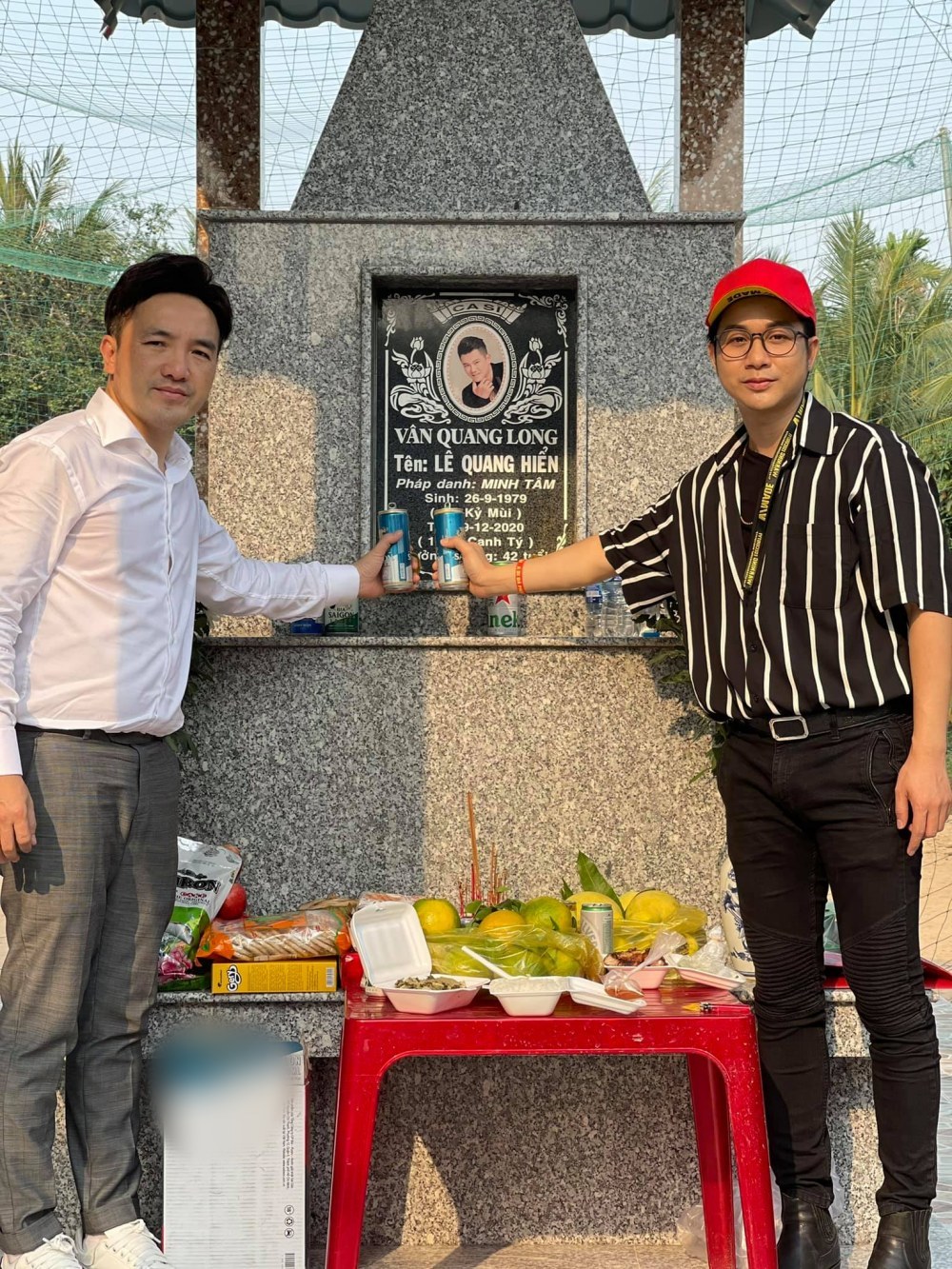 Ca sĩ Quách Tuấn Du cũng đến thắp hương cho đồng nghiệp vì vào ngày đưa tiễn Vân Quang Long, dù rất muốn tham dự nhưng thời điểm ấy anh không thể thay đổi lịch diễn.