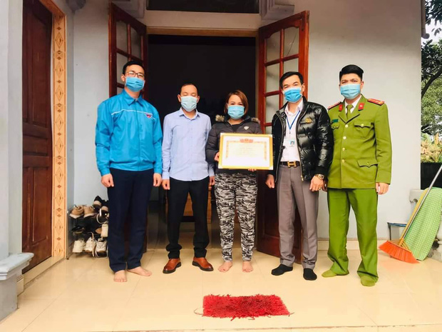 UBND xã Yên Than đã đại diện khen thưởng cho gia đình ông Giáp vì có hành động hoãn tiệc cưới để đảm bảo an toàn cho gia đình và cộng đồng. Ảnh: DN&TT UBND xã Yên Than đã đại diện khen thưởng cho gia đình ông Giáp vì có hành động hoãn tiệc cưới để đảm bảo an toàn cho gia đình và cộng đồng. Ảnh: DN&TT