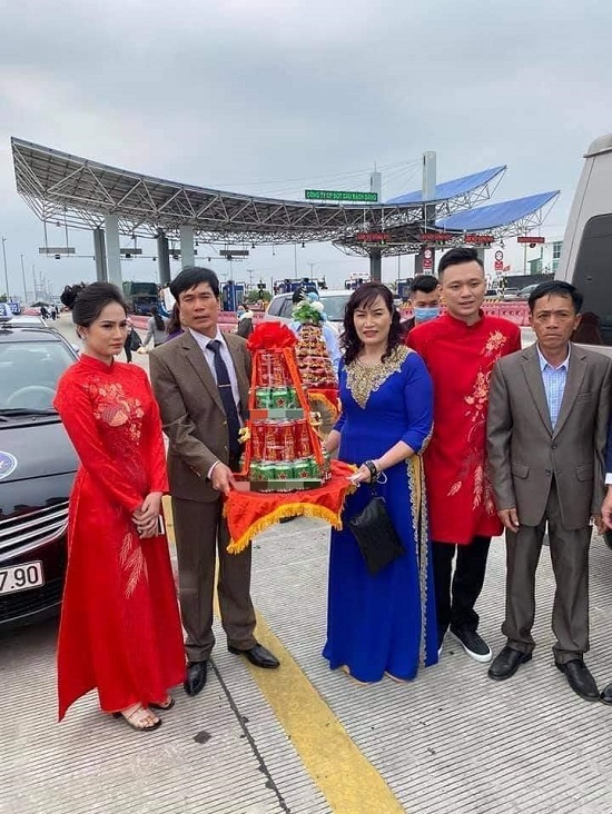Không thể vào Quảng Ninh đón dâu, nhà trai ở Hải Phòng và gia đình nhà gái đành trao lễ ngay trạm thu phí rồi hẹn ngày xin dâu khác. Ảnh: FB Không thể vào Quảng Ninh đón dâu, nhà trai ở Hải Phòng và gia đình nhà gái đành trao lễ ngay trạm thu phí rồi hẹn ngày xin dâu khác. Ảnh: FB