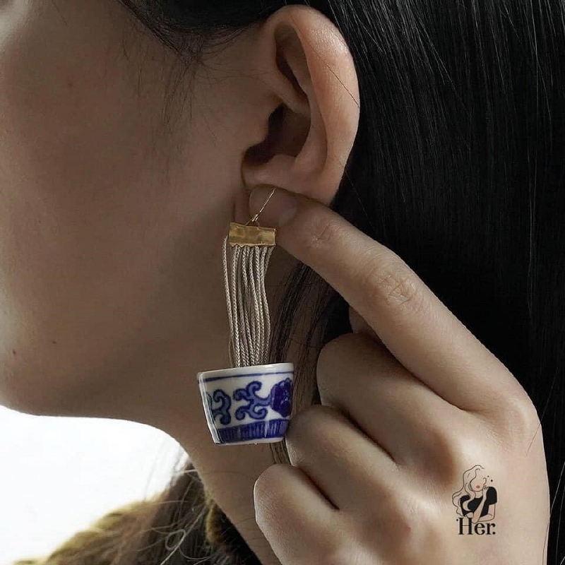 Kiểu này mà tầm tối tối mặc thêm cái áo trắng nữa ra ngoài chắc khiến nhiều người chạy mất dép. Kiểu này mà tầm tối tối mặc thêm cái áo trắng nữa ra ngoài chắc khiến nhiều người chạy mất dép.
