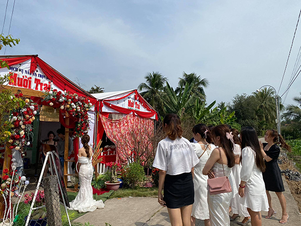 Nhiều cô gái tin rằng, khi bắt được bó hoa cưới của cô dâu nghĩa là mình đã chạm tay tới may mắn và sẽ sớm tìm được tình yêu đích thực.