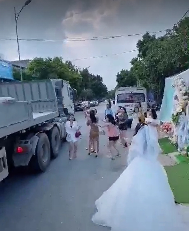 Trước đó, một màn bắt hoa cưới trên đường quốc lộ cũng khiến nhiều người thót tim khi một cô bạn suýt lao vào container đang chạy.
