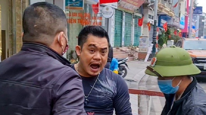 Không đeo khẩu trang, chủ quán phở còn lớn tiếng thách thức lưc lượng chức năng. Ảnh: Zingnews.vn