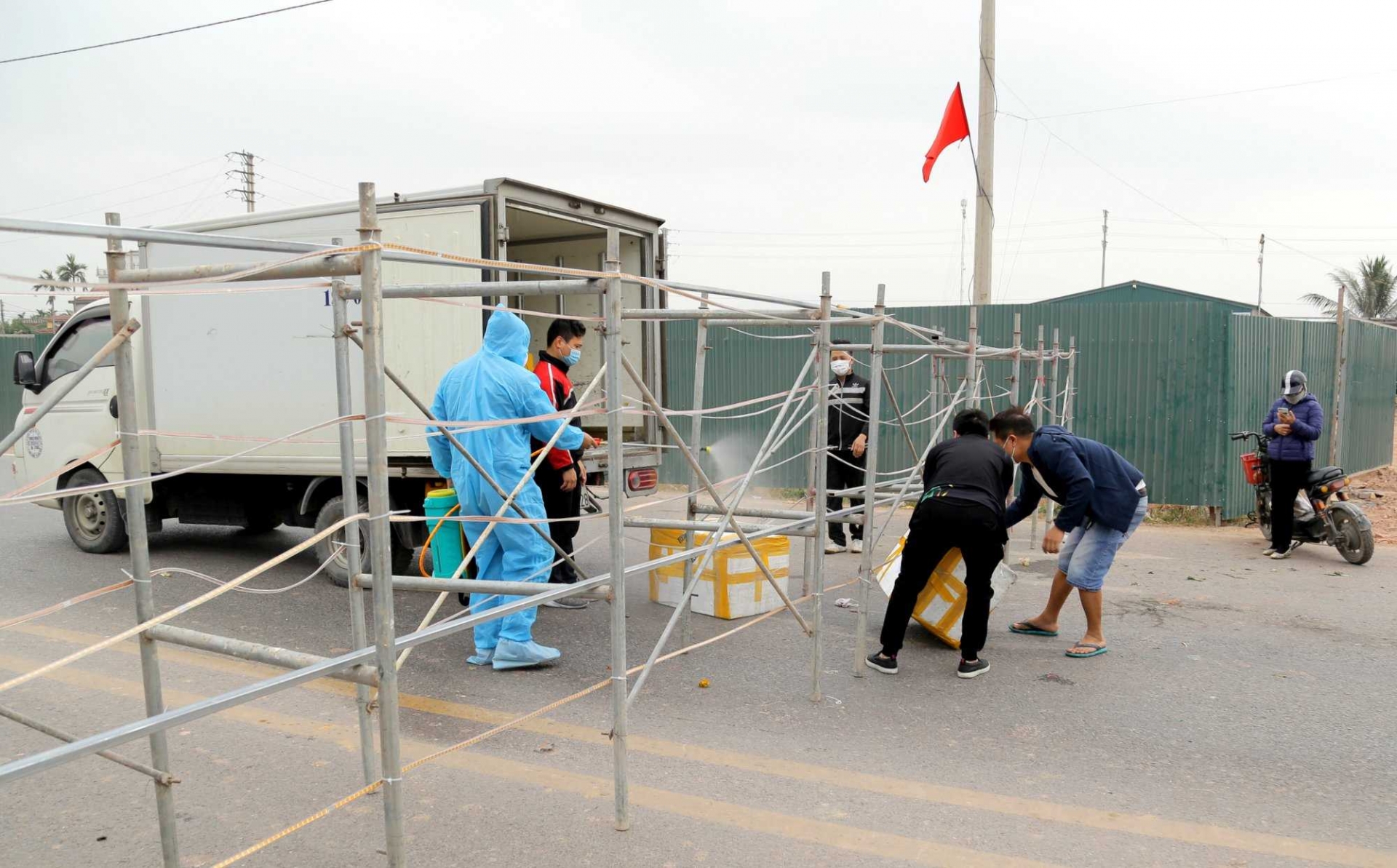 Hàng hóa được xịt khử khuẩn trước khi được đưa vào khu vực bị phong tỏa ở Quảng Ninh. Ảnh: Cổng TTĐT Quảng Ninh