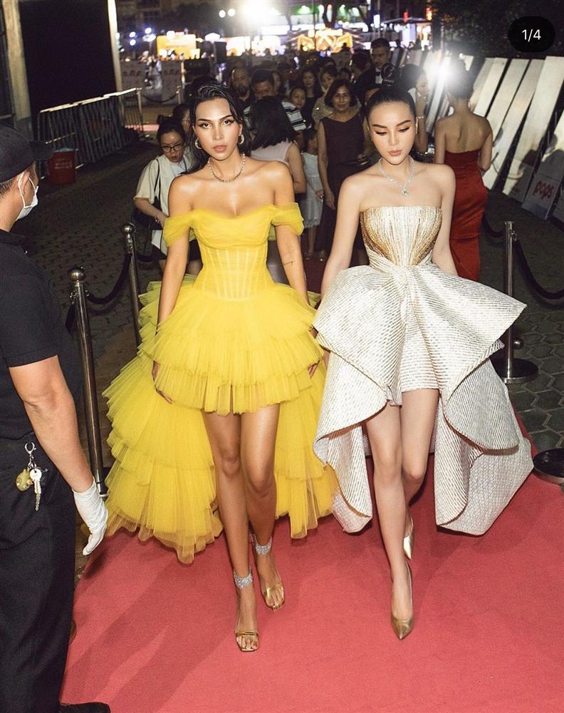 Minh Triệu - Kỳ Duyên không chỉ hợp nhau về gu thời trang, ngoại hình chuẩn chỉnh mà tích cách cũng rất 'ăn rơ'.