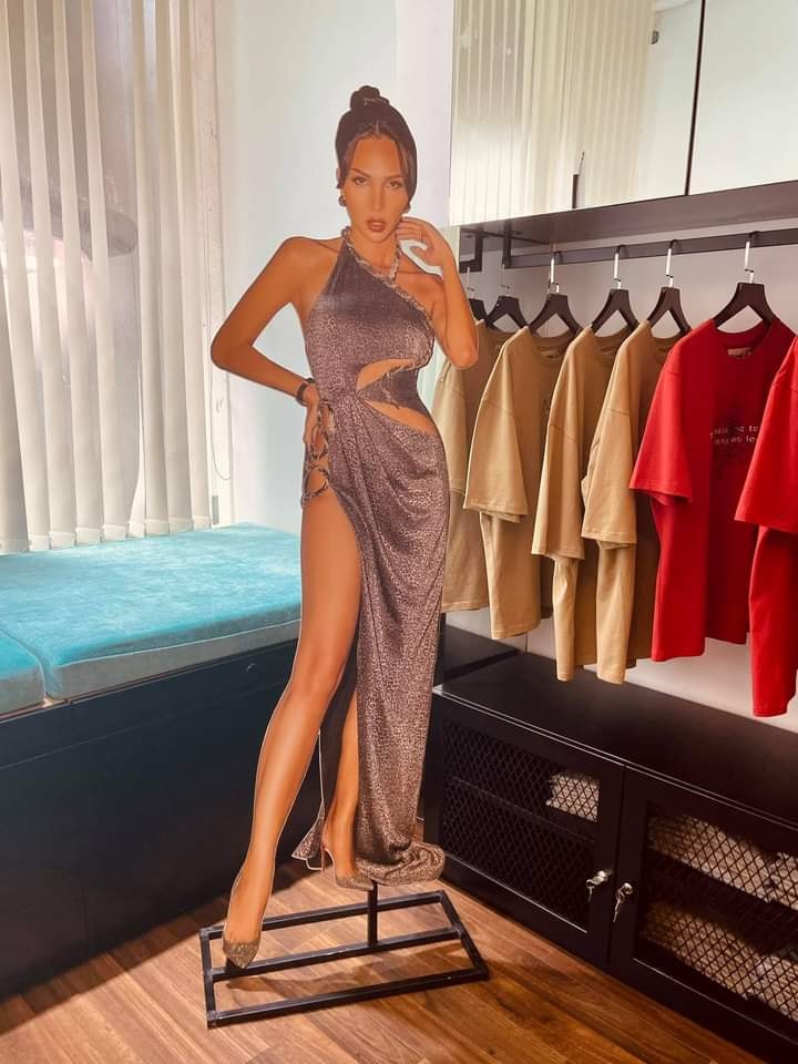 Hình nôm của Minh Triệu tại của hàng thời trang.