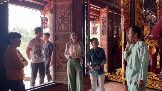 Hoài Linh hé lộ câu chuyện ly kỳ ở nhà thờ Tổ khiến hoa hậu Diễm Hương không khỏi ngạc nhiên Hoài Linh hé lộ câu chuyện ly kỳ ở nhà thờ Tổ khiến hoa hậu Diễm Hương không khỏi ngạc nhiên