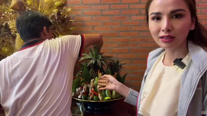 Hoài Linh hé lộ câu chuyện ly kỳ ở nhà thờ Tổ khiến hoa hậu Diễm Hương không khỏi ngạc nhiên Hoài Linh hé lộ câu chuyện ly kỳ ở nhà thờ Tổ khiến hoa hậu Diễm Hương không khỏi ngạc nhiên
