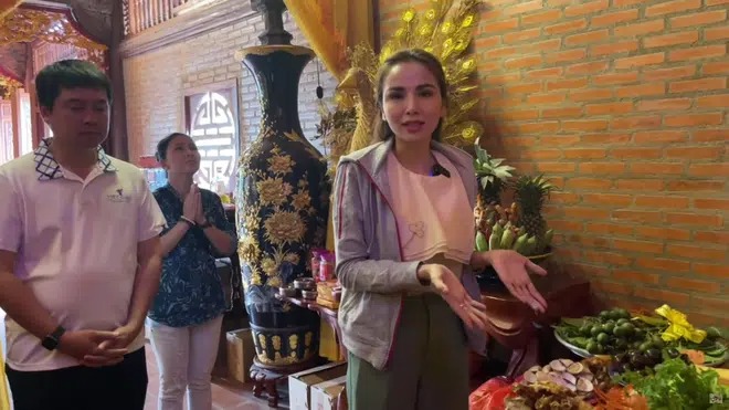 Hoài Linh hé lộ câu chuyện ly kỳ ở nhà thờ Tổ khiến hoa hậu Diễm Hương không khỏi ngạc nhiên Hoài Linh hé lộ câu chuyện ly kỳ ở nhà thờ Tổ khiến hoa hậu Diễm Hương không khỏi ngạc nhiên