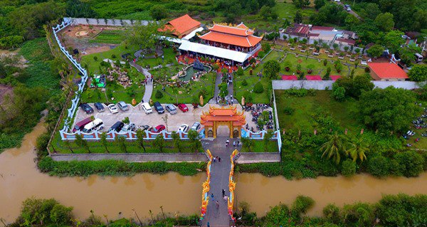 Tổng diện tích các công trình được cấp phép xây dựng gần 500 m2 gồm nhà thờ lớn rộng 197,2 m2; nhà sàn cao 2 tầng dành để tiếp khách có tổng diện tích hơn 290 m2. Tất cả đều được xây dựng bê tông cốt thép, gỗ, sàn gỗ, mái ngói và tường gạch. Tổng diện tích các công trình được cấp phép xây dựng gần 500 m2 gồm nhà thờ lớn rộng 197,2 m2; nhà sàn cao 2 tầng dành để tiếp khách có tổng diện tích hơn 290 m2. Tất cả đều được xây dựng bê tông cốt thép, gỗ, sàn gỗ, mái ngói và tường gạch.