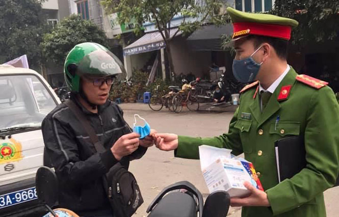 Công an các quận: Hoàn Kiếm, Đống Đa, Hai Bà Trưng… đã tổ chức ra quân xử lý những trường hợp không đeo khẩu trang ở nơi công cộng. Ảnh: VGP Công an các quận: Hoàn Kiếm, Đống Đa, Hai Bà Trưng… đã tổ chức ra quân xử lý những trường hợp không đeo khẩu trang ở nơi công cộng. Ảnh: VGP
