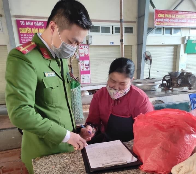 Lực lượng chức năng tiến hành xử phạt và tuyên truyền những trường hợp không đeo khẩu trang. Ảnh: DN&TT Lực lượng chức năng tiến hành xử phạt và tuyên truyền những trường hợp không đeo khẩu trang. Ảnh: DN&TT