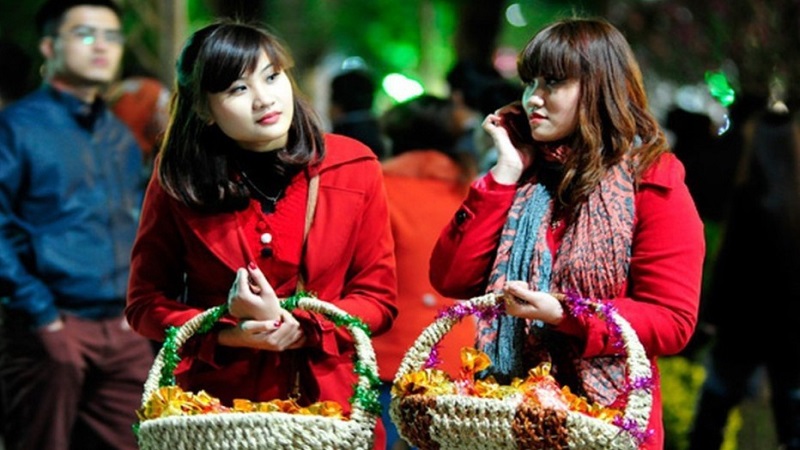 Sau khi đón giao thừa hoặc vào ngày đầu tiên của năm mới, nhiều người lại mua những túi muối nhỏ về để lấy may. Những người bán muối rong cũng đong đầy bát, có ngọn cho khách chứ không gạt ngang để mang lại sự đầy đủ, trọn vẹn. Ảnh minh hoạ