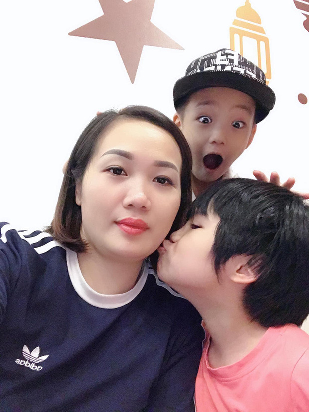 Nữ điều dưỡng Huyền và 2 con nhỏ. Ảnh: FB Nữ điều dưỡng Huyền và 2 con nhỏ. Ảnh: FB
