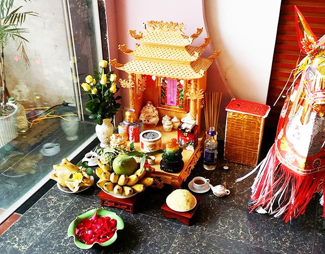 Cung Thiên lộc nằm ở hướng Đông Nam, mang lại những may mắn về tiền bạc, gia sản thăng tiến, nhà cửa vượng. Cung Thiên lộc nằm ở hướng Đông Nam, mang lại những may mắn về tiền bạc, gia sản thăng tiến, nhà cửa vượng.