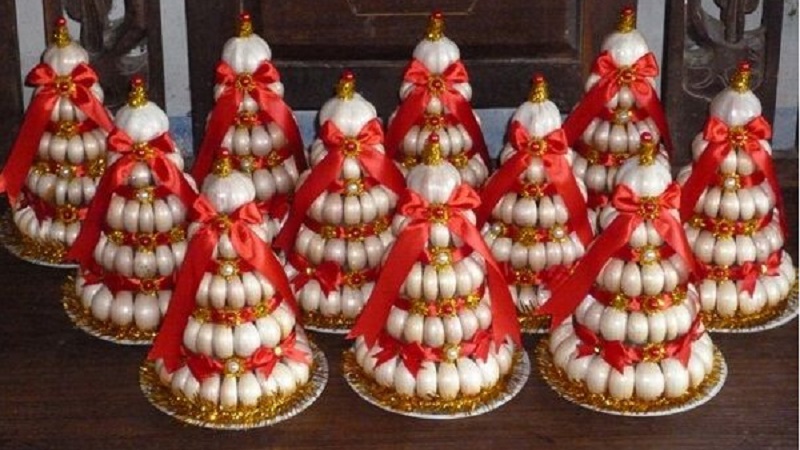 Tỏi là một trong những thứ ma quỷ rất sợ và nó sẽ bỏ chạy khi ngửi thấy mùi tỏi. Vì vậy đặt tỏi ở bàn thờ thần tài là giúp xua đuổi đi tà khí, ma quỷ. Nó có thể làm ảnh hưởng xấu đến công việc kinh doanh của gia đình.