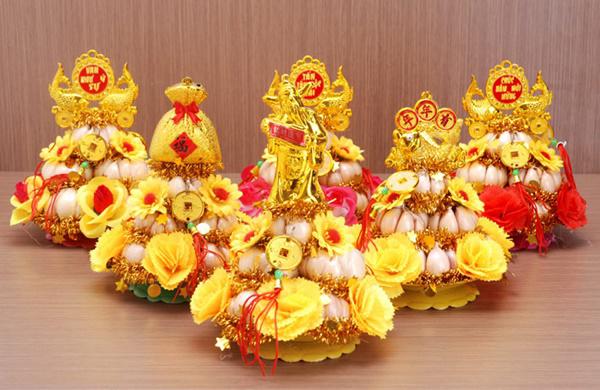 Không người làm kinh doanh nào muốn mình liên tục gặp phải vận xui khi đi giao dịch, buôn bán bên ngoài. Vì vậy họ thường đặt tỏi vào trong ví tiền của mình với ý nghĩa đem lại nhiều may mắn và kiếm được nhiều tiền bạc. Đặt tỏi lên bàn thờ thần tài cũng mang ý nghĩa như vậy.